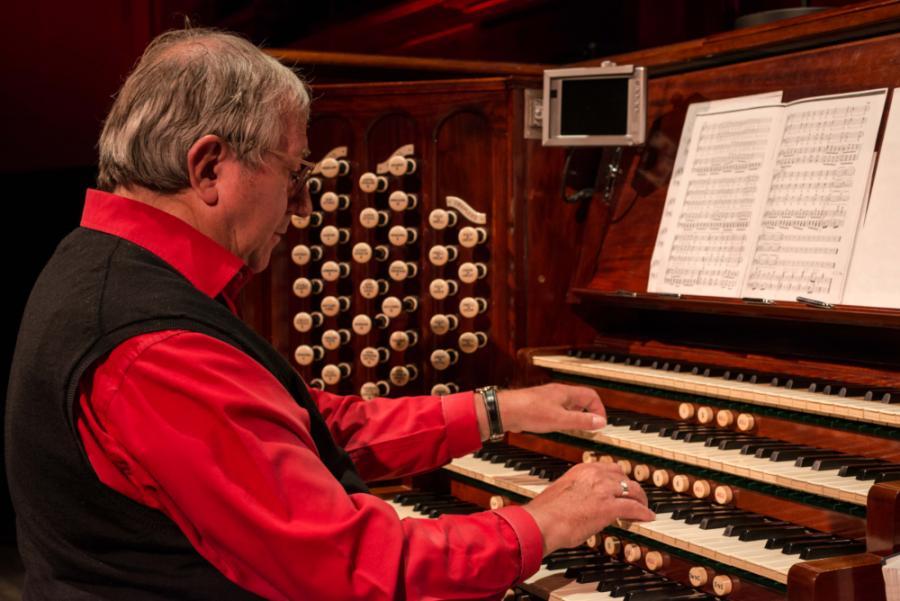 Side shot of organist John Kitchen sat the Usher Hall organ.